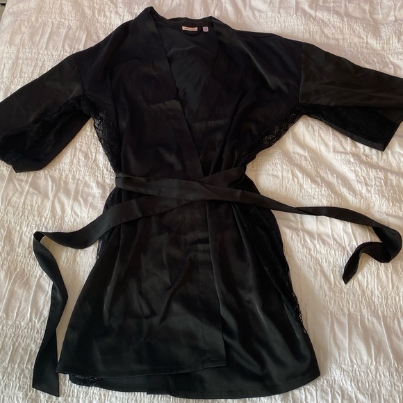 La Vie En Rose Satin and Lace Kimono (Luxury Edition) - Picture 2 of 4